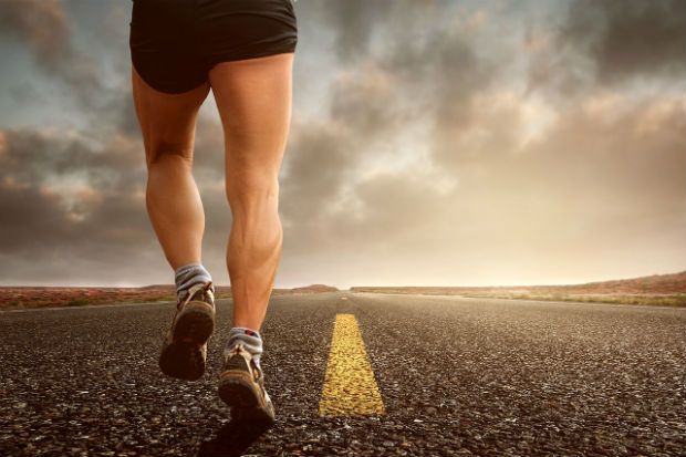 hombre-correr-carretera
