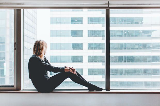 mujer-ventana-luz-sentada
