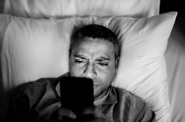 adicción al móvil hombre en la cama pam